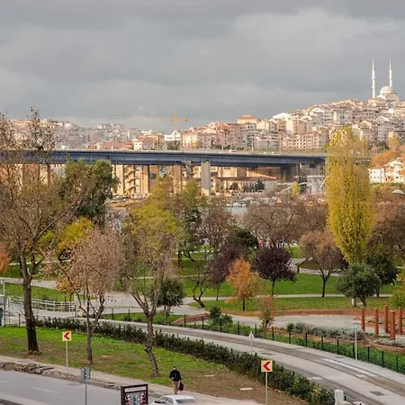 Waterfront By The Tram - Terrace With Dome & Golden Horn View In Fatih Apartment