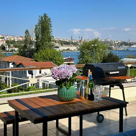 Waterfront By The Tram - Terrace With Dome & Golden Horn View In Fatih Apartment