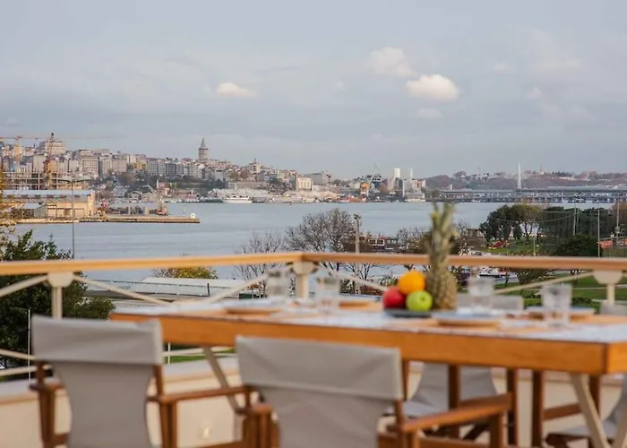 Waterfront By The Tram - Terrace With Dome & Golden Horn View In Fatih Apartment