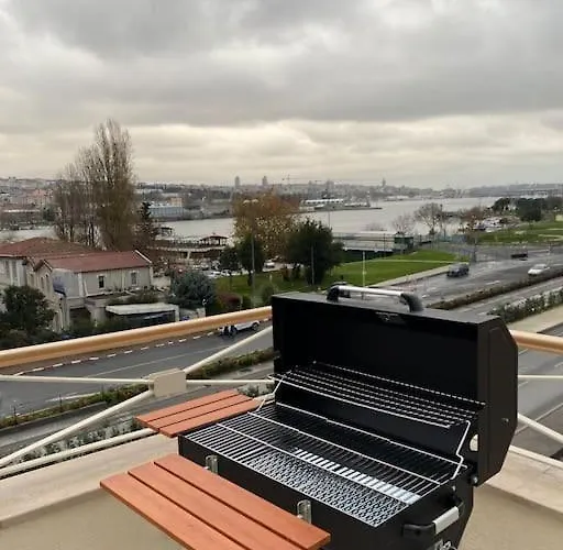 Waterfront By The Tram - Terrace With Dome & Golden Horn View In Fatih Istanbul