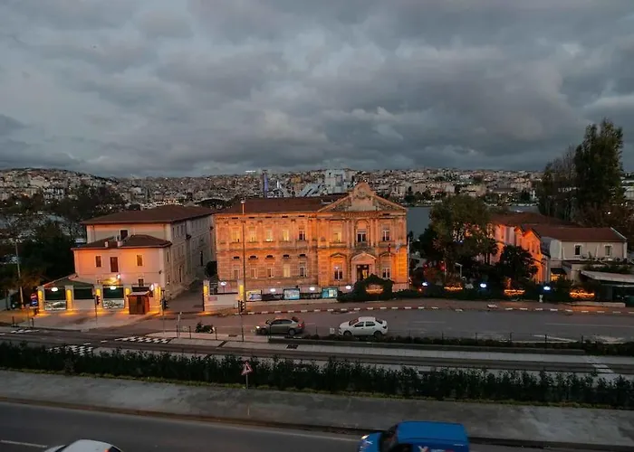 Waterfront By The Tram - Terrace With Dome & Golden Horn View In Fatih Apartment *