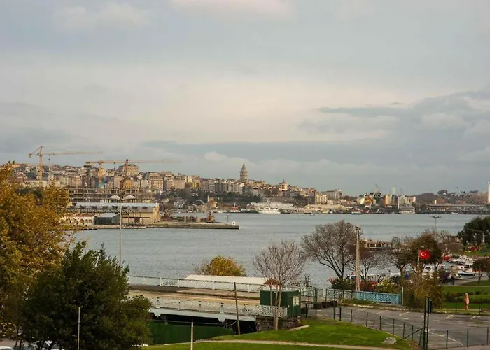 Waterfront By The Tram - Terrace With Dome & Golden Horn View In Fatih *