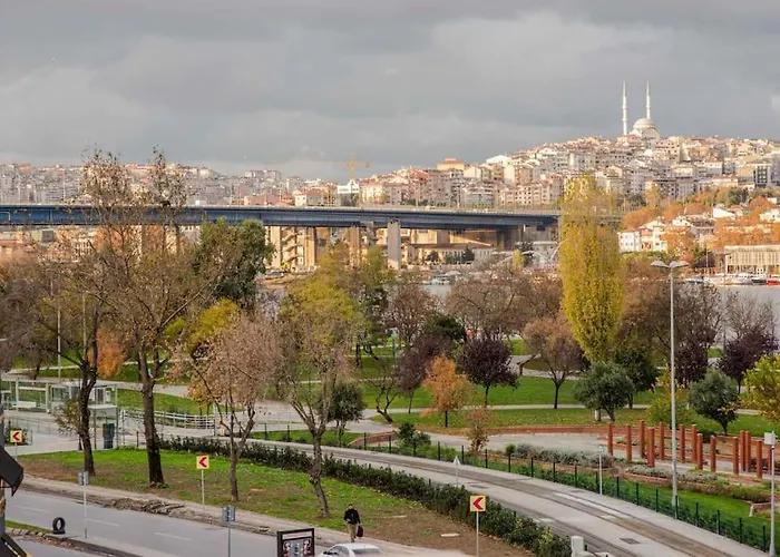 Waterfront By The Tram - Terrace With Dome & Golden Horn View In Fatih Apartment