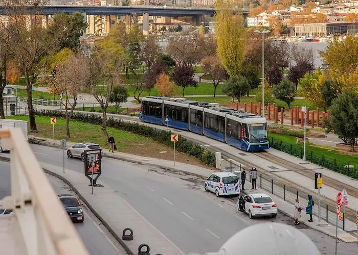 Waterfront By The Tram - Terrace With Dome & Golden Horn View In Fatih Istanbul