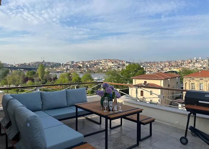 Waterfront By The Tram - Terrace With Dome & Golden Horn View In Fatih Istanbul