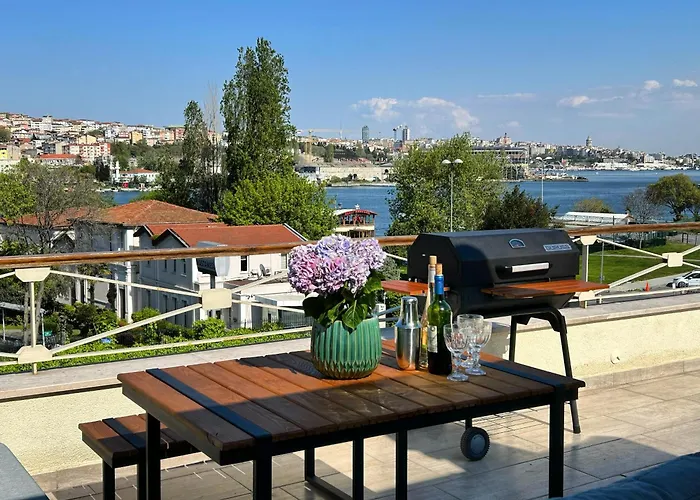 Waterfront By The Tram - Terrace With Dome & Golden Horn View In Fatih Apartment
